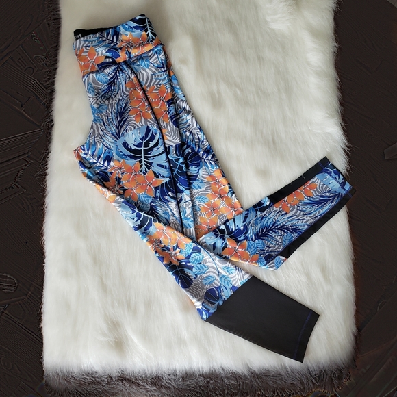 2(X)IST Floral Printed Mid Rise Ankle Leggings - Picture 2 of 8